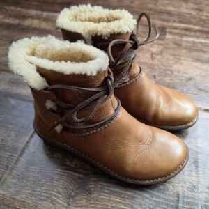 UGG Australia Leather Ankle Boots Womens 7 Tan Shearling‎ Lined Lace Up Winter